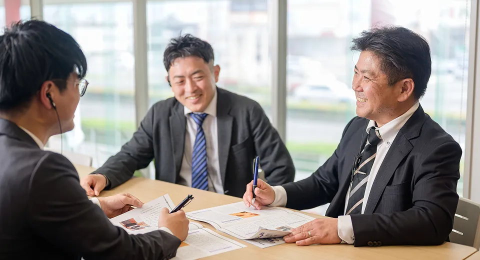 会議中の営業スタッフ