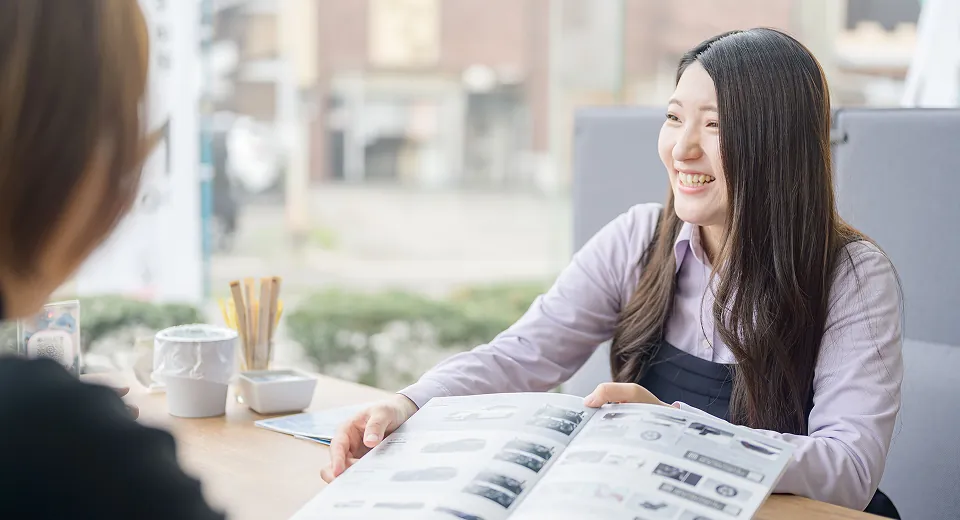 商談中の営業スタッフ